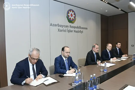 Ceyhun Bayramov yeni Çin səfirinin etimadnaməsinin surətini qəbul edib