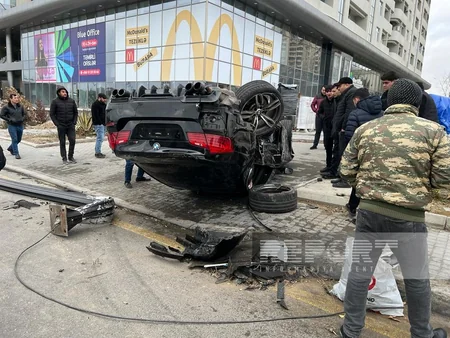 Bakıda avtomobil qəza törədərək aşıb, xəsarət alan var