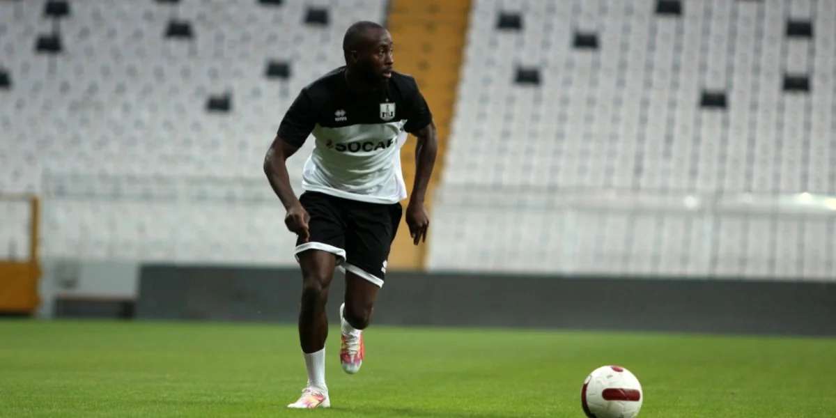 Neftçinin futbolçusu azarkeşlərə əşya atdığı üçün cəzalanıb