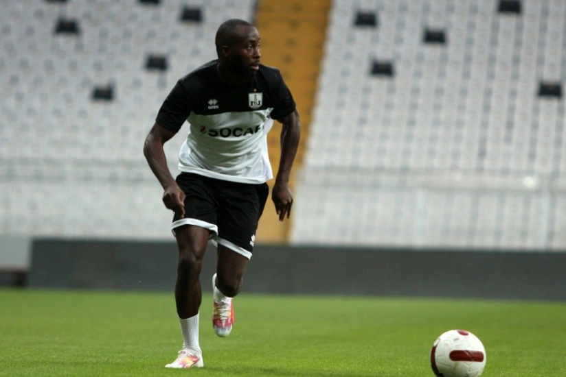 Neftçinin futbolçusu azarkeşlərə əşya atdığı üçün cəzalanıb