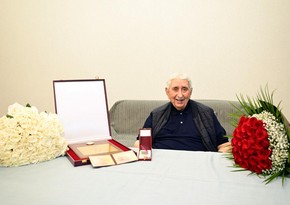 Xalq artisti Arif Babayevə Heydər Əliyev Mükafatı təqdim olunub