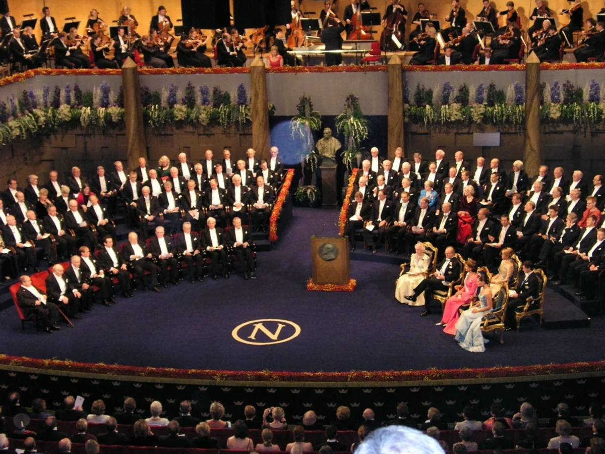 Nobel Komitəsi amerikalı şair və musiqiçi Bob Dilanla əlaqə yaratmaq cəhdlərini dayandırıb