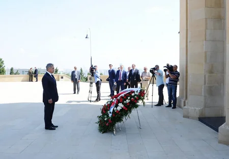 Rusiyanın müdafiə naziri Fəxri və Şəhidlər xiyabanlarını ziyarət edib