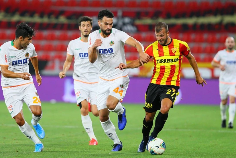 İzmirdəki zəlzələyə görə futbol matçları təxirə salındı