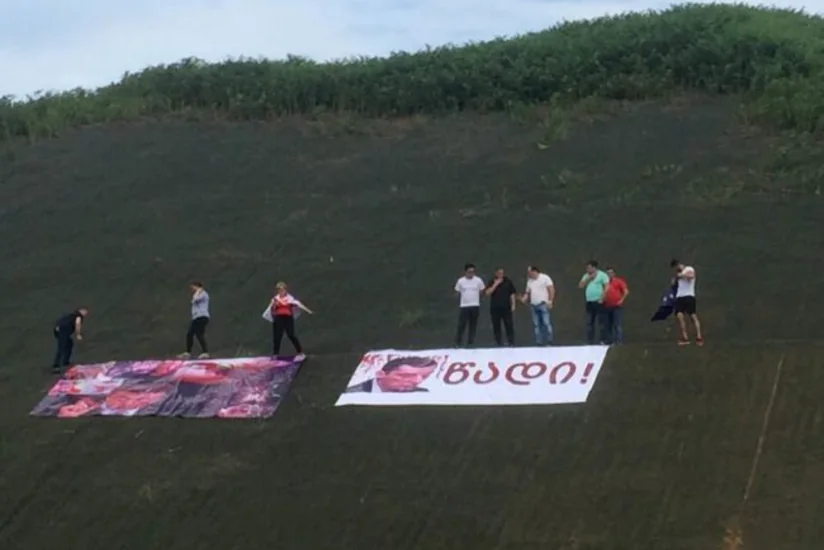 Gürcüstanda DİN rəhbərinin istefası tələbi ilə magistral yol kənarında plakatlar yerləşdirilib
