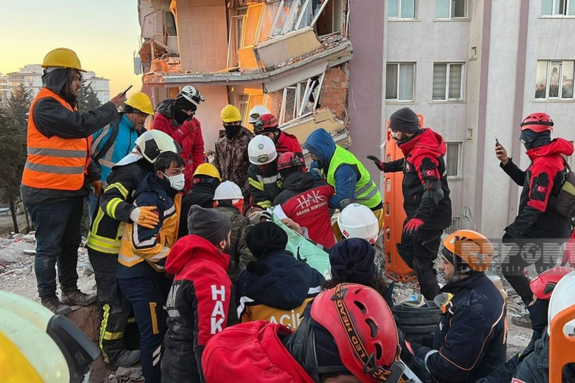 Kahramanmaraşda 42 yaşlı qadın 222 saatdan sonra dağıntılar altından xilas edilib