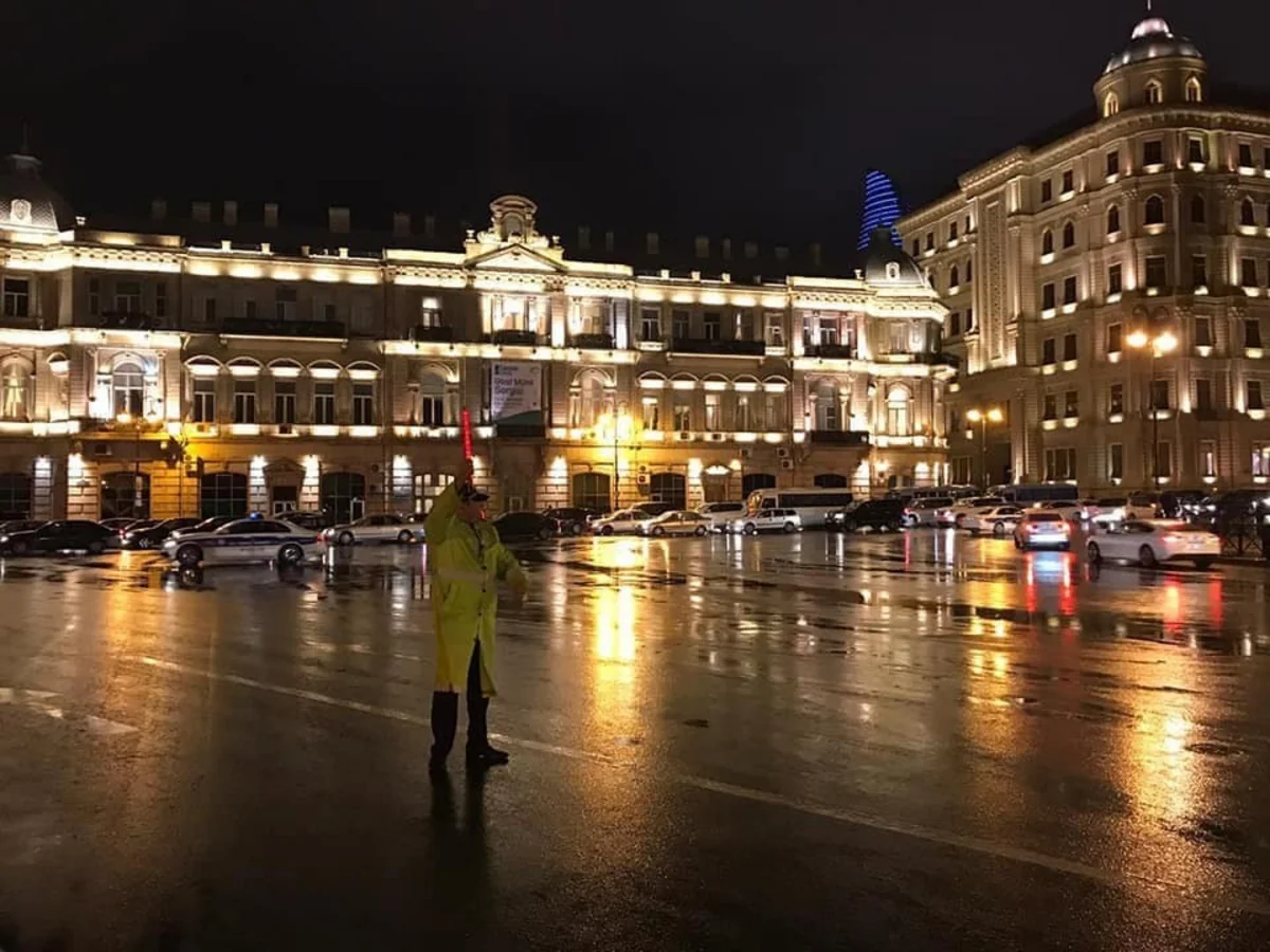 Yol polisi yağışlı hava ilə əlaqədar küçə və prospektlərə nəzarəti gücləndirib - FOTO