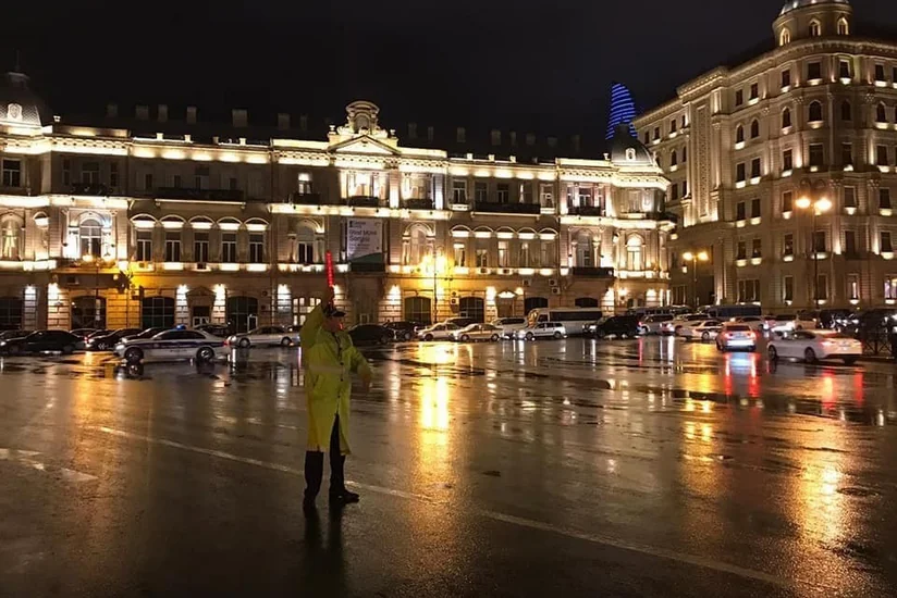 Yol polisi yağışlı hava ilə əlaqədar küçə və prospektlərə nəzarəti gücləndirib - FOTO