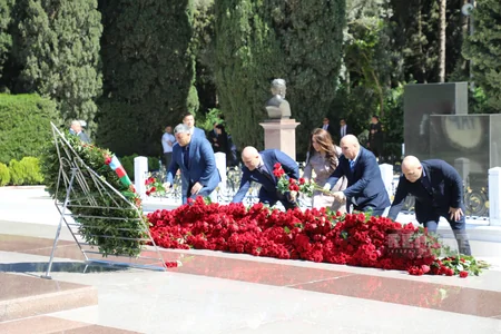 Ümummilli Lider Heydər Əliyevin xatirəsi anılır - FOTOREPORTAJ