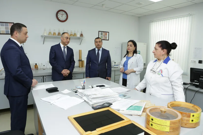 Qida Təhlükəsizliyi Agentliyinin sədri laboratoriyanın şəraiti ilə tanış olub