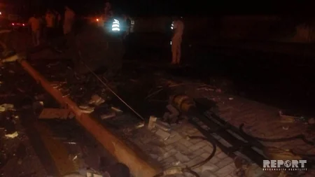 Bakıda avtomobil qəzaya uğrayaraq yanıb, xəsarət alan var