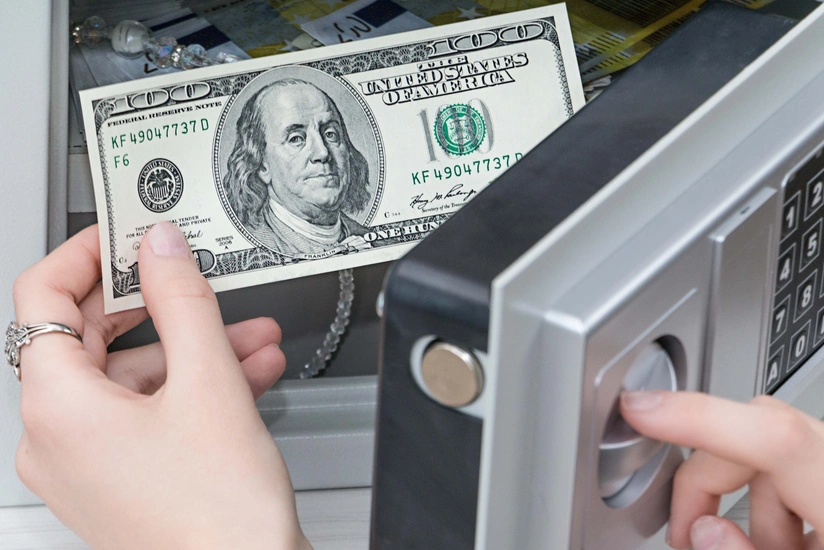 Yardımlıda qadın evdən 7200 dollar oğurladı