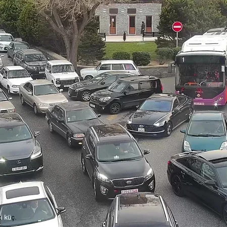 Bakının bir sıra yollarında nəqliyyatın sıxlığı müşahidə olunur
