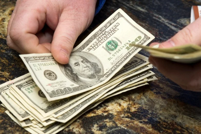 Azərbaycan əhalisi nağd dollar satışını artırıb