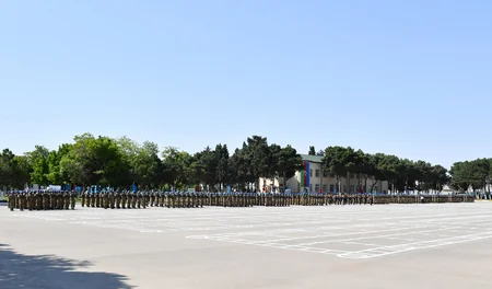 İlham Əliyev MN-in komando hərbi hissələrinin birində yaradılan şəraitlə tanış olub, hərbi hissəyə Döyüş bayrağını təqdim edib