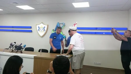 “Qarabağ”ın baş məşqçisinə şərab hədiyyə olunub