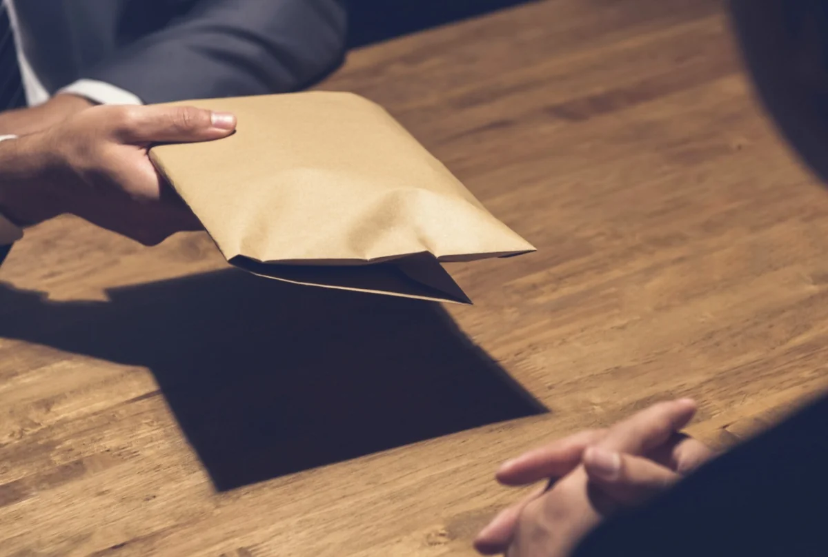 Prokuror rüşvətdə ittiham edilən gömrük vəzifəlisinə cəza istəyib