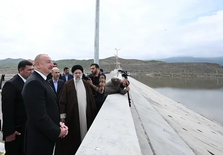 İlham Əliyev və Seyid İbrahim Rəisi Azərbaycan-İran dövlət sərhədində görüşüblər
