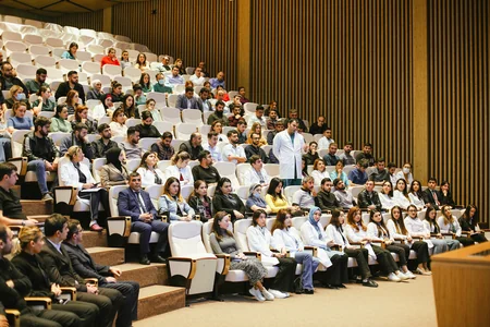 Yeni klinikada gənc kadrlarla görüş keçirildi