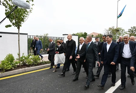 İlham Əliyev və Mehriban Əliyeva Xocalı şəhərinə köçən sakinlərlə görüşüblər - YENİLƏNİB