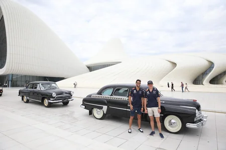 Formula 1 pilotları klassik avtomobillərlə yürüş ediblər