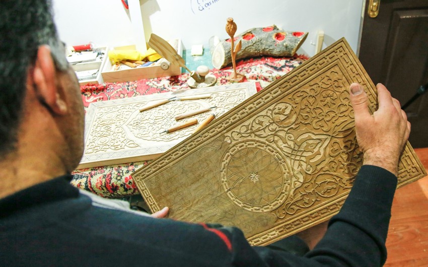 Master continuing the tradition of wood carving - PHOTOS