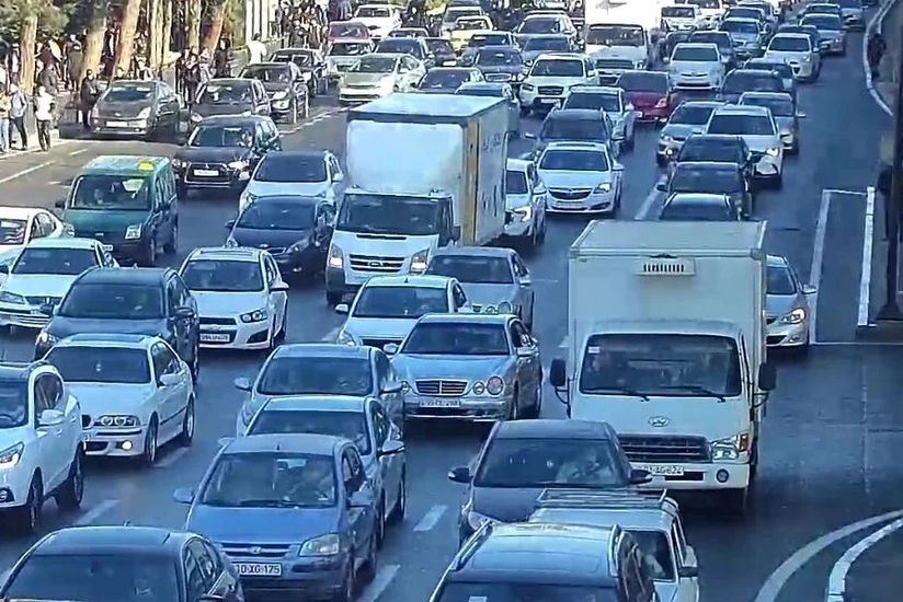 Bakının bir sıra yollarında nəqliyyatın sıxlığı yaranıb
