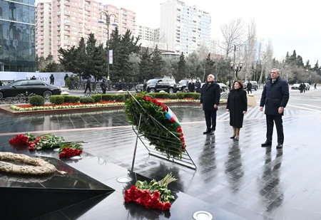 Dövlət və hökumət rəsmiləri Xocalı soyqırımı abidəsini ziyarət ediblər