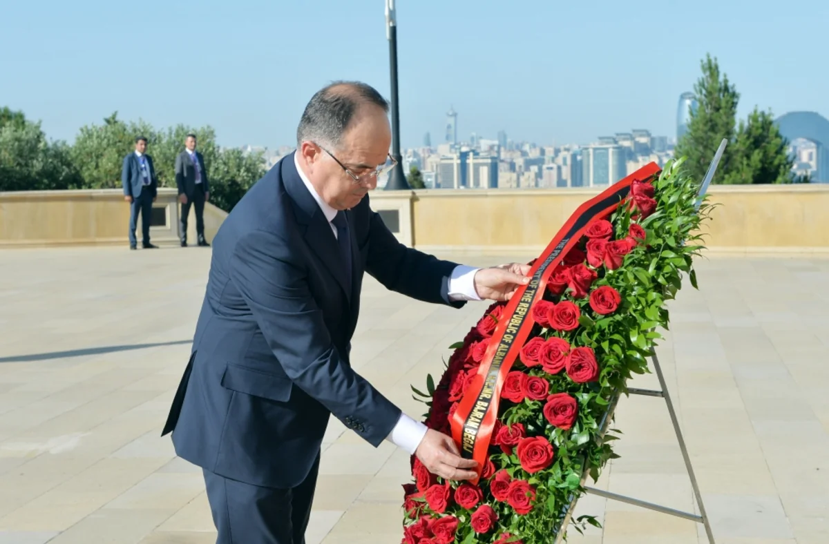 Albaniyanın Prezidenti Şəhidlər xiyabanını ziyarət edib