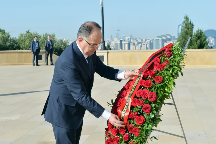 Albaniyanın Prezidenti Şəhidlər xiyabanını ziyarət edib