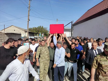 Руководящий состав Минобороны Азербайджана принял участие в похоронах шехидов