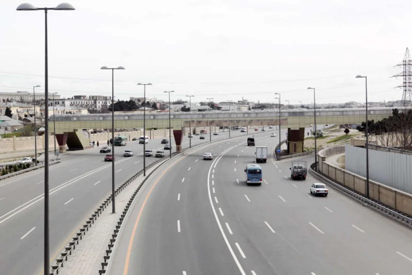 В Баку автомобиль сбил молодого человека