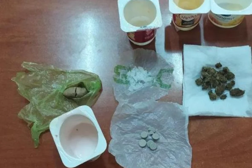 Həbsdə olan tanışına narkotik keçirmək istəyən şəxs saxlanılıb