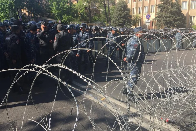 В Ереване протестующие прорвали полицейский кордон, достигнув здания Конституционного суда