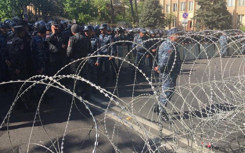 Yerevanda etirazçılar polis kordonunu aşaraq Konstitusiya Məhkəməsi binasına çatıblar