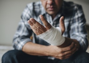 Sabirabadda pambıq emalı qurğusu işçinin əlini qopartdı