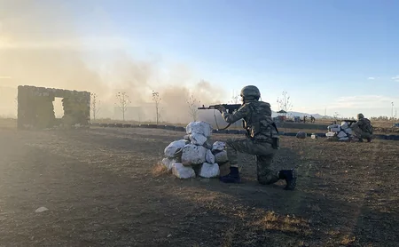 Azerbaijani Defense Minister watches exercises in commando units, gives additional instructions 