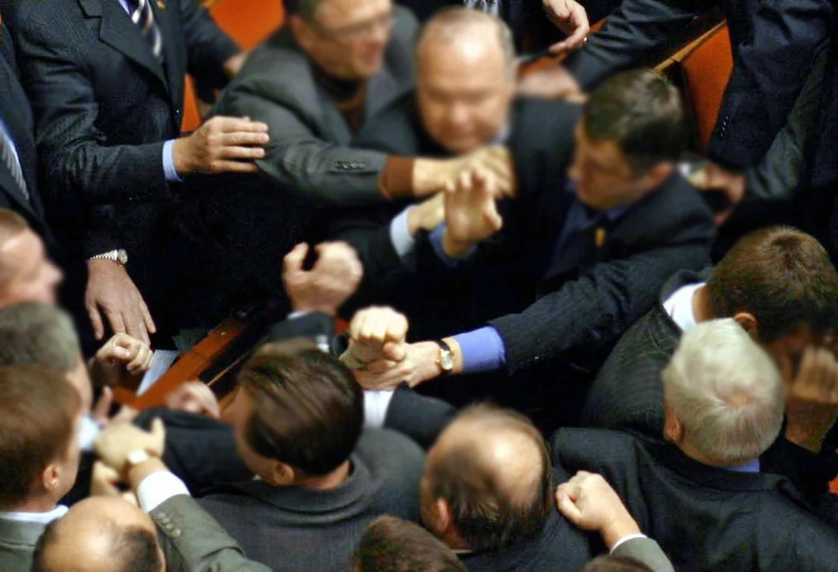 Ermənistanda hakim partiyadan deputatlığa namizədlərin tərəfdarları arasında dava düşüb