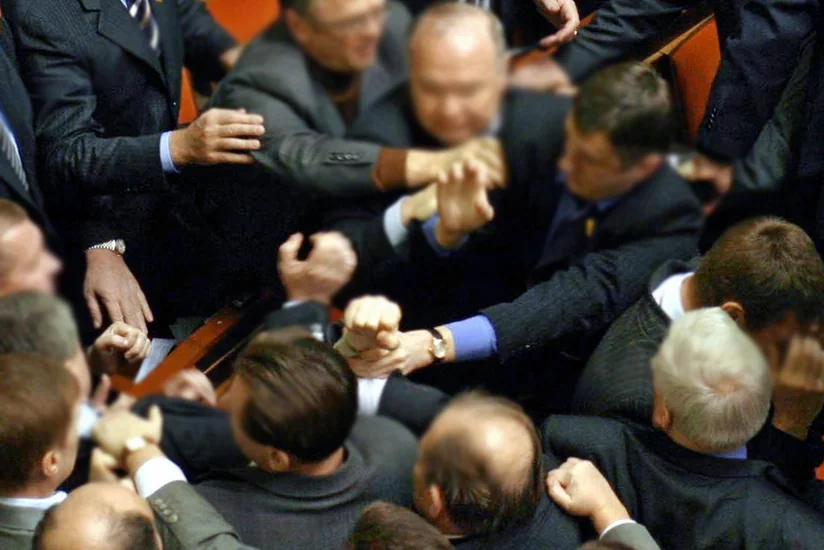Ermənistanda hakim partiyadan deputatlığa namizədlərin tərəfdarları arasında dava düşüb