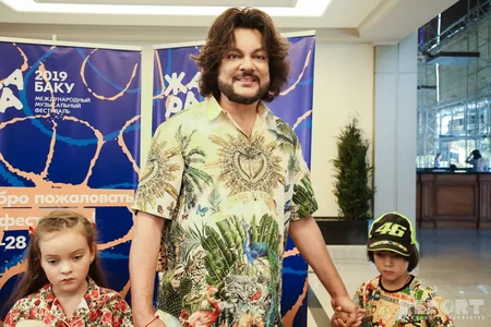 Филипп Киркоров прилетел в Баку с детьми - ФОТО - ВИДЕО