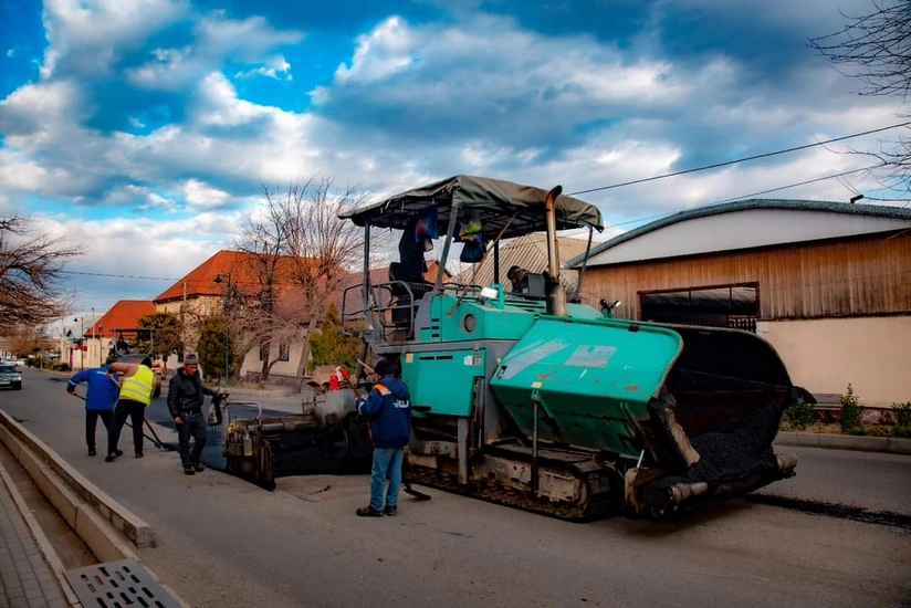 Şəmkirdə 13 küçədə əsaslı təmir işləri aparılıb, şikayətlərə səbəb olan yollar asfaltlanıb
