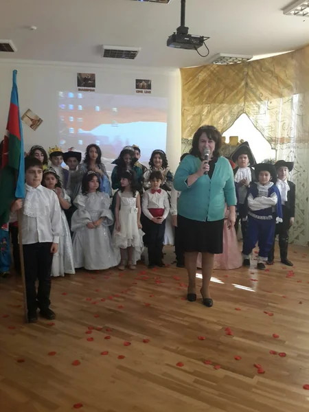 Bakı məktəbliləri Şekspirin Kral Lir əsərini ingilis dilində səhnələşdirib - FOTO