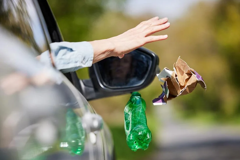 Nəqliyyat vasitələrindən bayıra zibil atanların 4 min manatadək cərimələnməsi birinci oxunuşda təsdiqlənib