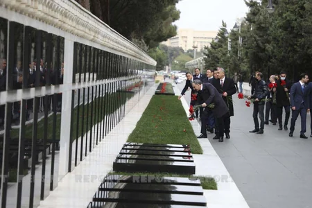 Türk Şurasına üzv dövlətlərin Baş prokurorları Fəxri və Şəhidlər xiyabanlarını ziyarət edib 