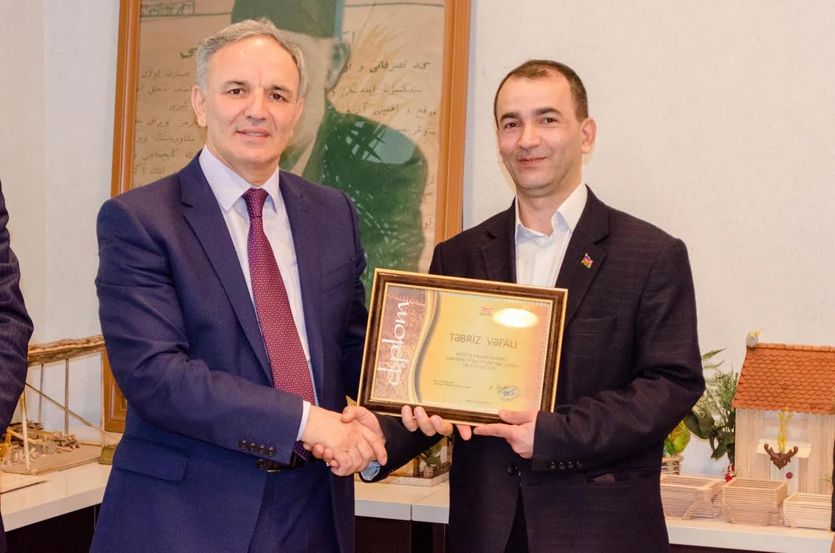 Mətbuat Şurasında jurnalist Təbriz Vəfalının əl işləri nümayiş olunub