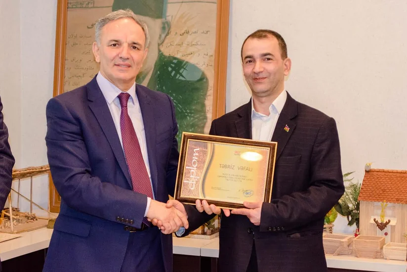 Mətbuat Şurasında jurnalist Təbriz Vəfalının əl işləri nümayiş olunub
