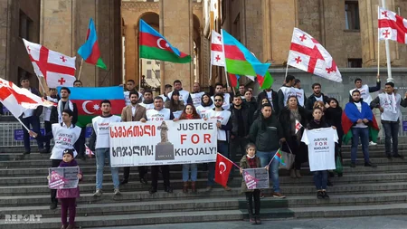 Azərbaycanlı tələbələr Tbilisidə Xocalı soyqırımı ilə əlaqədar aksiya keçiriblər - FOTO