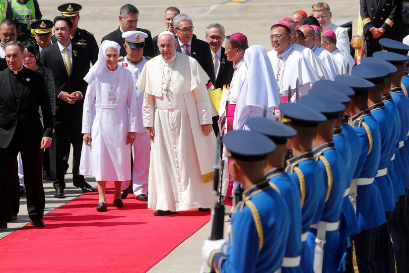 Pope arrives on a visit to Thailand