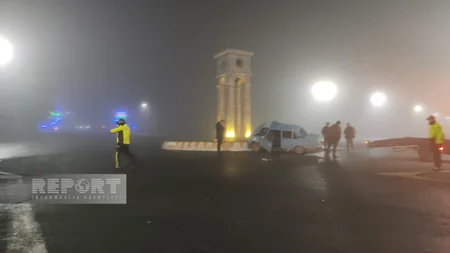 Qaxda avtomobil beton maneəyə çırpılıb, xəsarət alanlar var