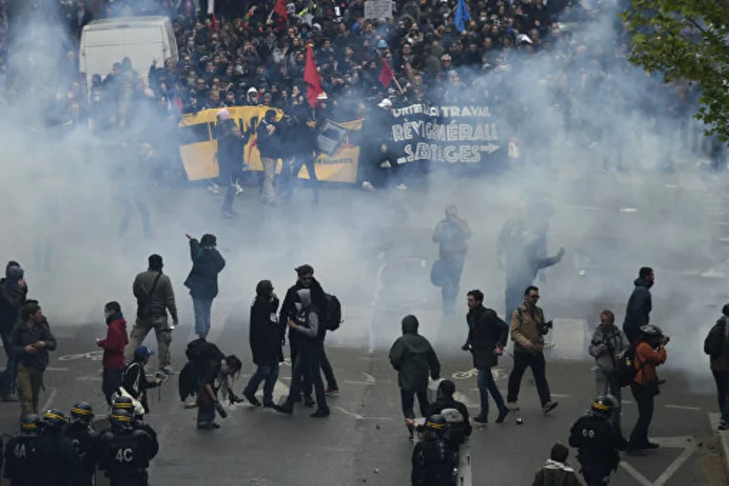 ​В ходе протестов во Франции пострадали более 70 полицейских